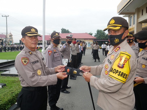 Hadapi Covid-19, Kapolres Bontang Bagikan Masker Berlogo TNI-POLRI Kepada Anggotanya
