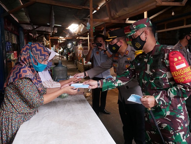 Peduli Meningkatnya Angka Positif Covid-19, TNI-POLRI Bersinergi Bagikan Masker