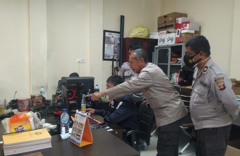 Kompol Suyono Beri Pelatihan Kepada Personil Humas