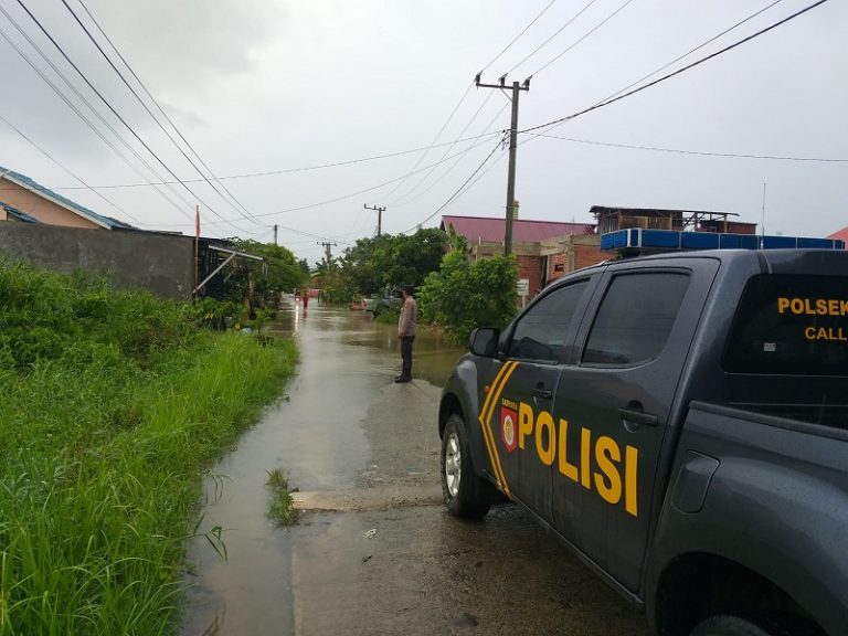 Hujan Deras Mengguyur Kota Bontang , Polsek Bontang Selatan  Lakkukan Patroli Ke Daerah  Rawan Banjir.