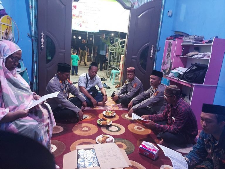 Polsek Bontang Selatan Hadiri Yasinan Dan Kirim Doa Untuk Warga Yang Meninggal