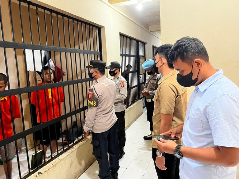 Antisipasi Tahanan Kabur Kanit SPKT Polres Bontang Bersama Piket Fungsi Cek Dan Control Ruang Tahanan