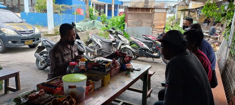 Sat Binmas Polres Bontang Laksanakan Sosialisasi Himbauan Cuaca Ekstrim Kepada Warga Pesisir Loktuan