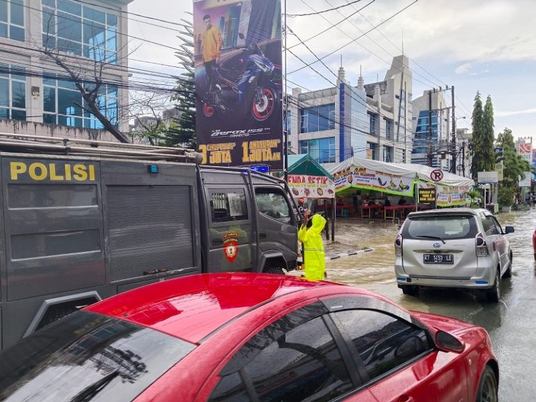 Tanggap Situasi, Personel Pammat Dit Samapta Polda Kaltim Bantu Warga Yang Melintasi Daerah Banjir