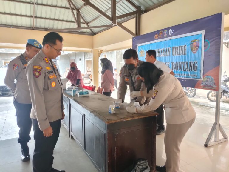 Pastikan Bebas Narkoba, Polres Bontang  Gelar Pemeriksaan Tes Urine Mendadak Terhadap Anggotanya
