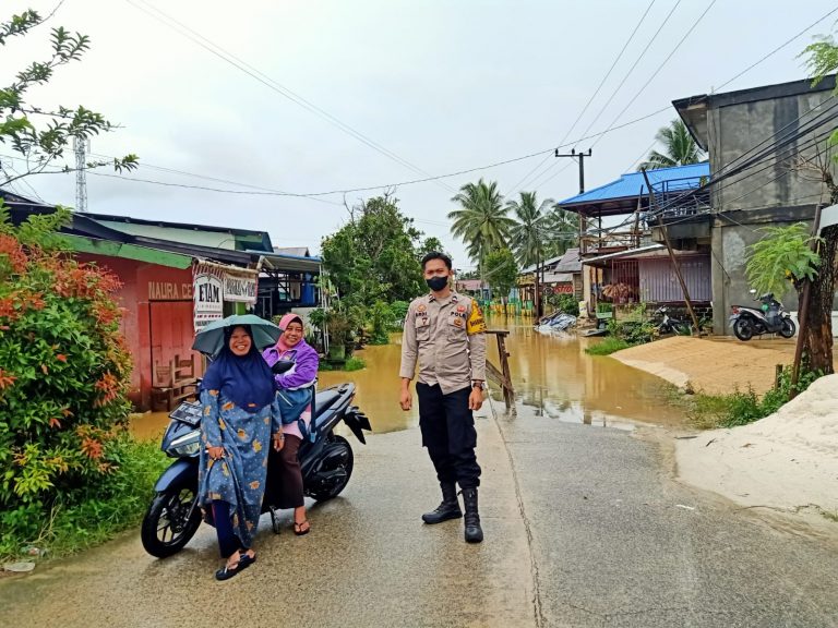 Bhabinkamtibmas Kel. Guntung Monitoring Banjir Di Perumahan Warga