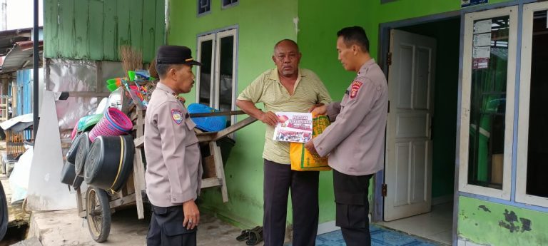 Personil Polres Bontang Salurkan Bantuan Kemanusiaan Kepada Penjual Kelontong Keliling