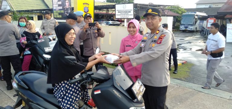Jelang Buka Puasa Kapolsek Muara Badak Bagi Bagi Makanan Siap Saji Kepada Pengendara Yang Melintas di Depan Mako Polsek