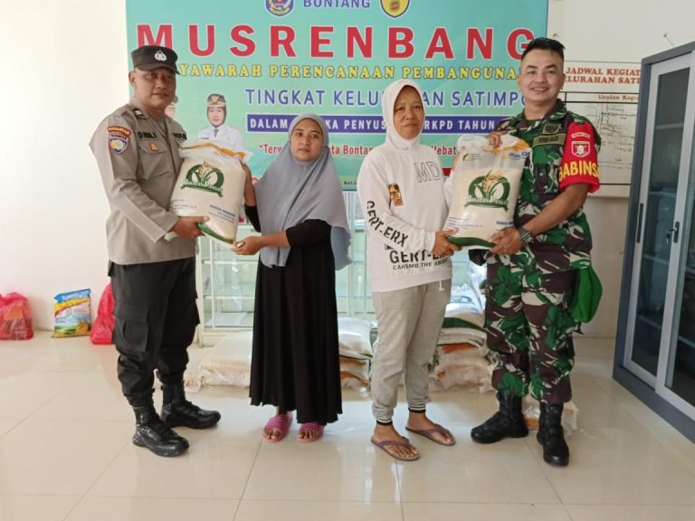 Bhabinkamtibmas Polres Bontang melaksanakan pengawasan dan monitoring Pendistribusian Bantuan cadangan Pangan pemerintah
