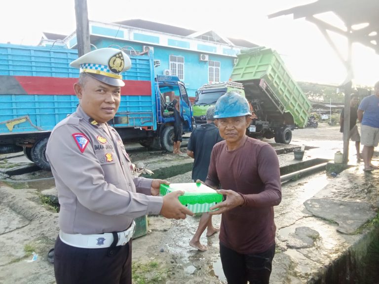 Berkah Ramadhan Sat Lantas Polres Bontang Membagikan Makanan Siap Saji