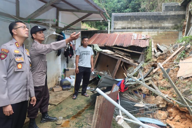 Tinjau Lokasi Longsor Kapolres Bontang Berikan Bantuan Pada Warga Terdampak