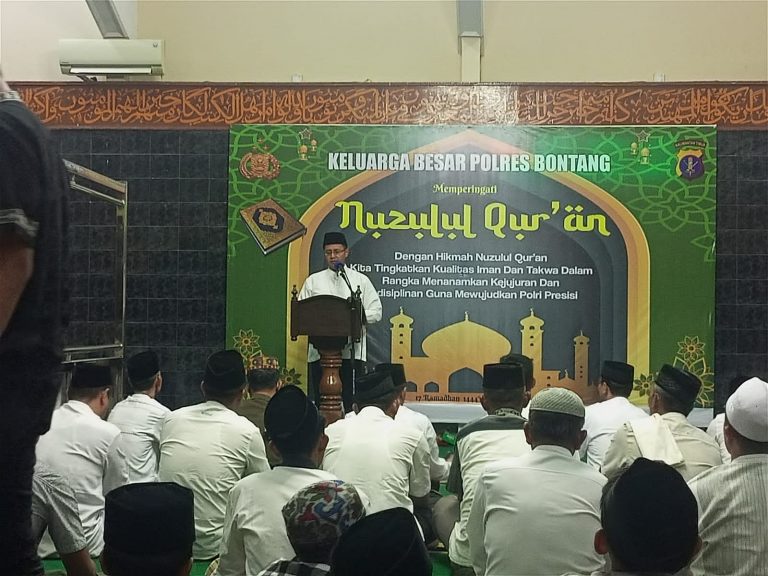 Keluarga Besar Polres Bontang Memperingati Malam Nuzulul Qur’an di masjid Raudhatul Muttaqin