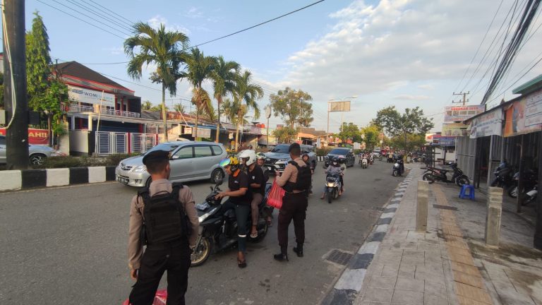 Sat Samapta Polres Bontang Membagikan Makanan Siap Saji di Simpang 3 Ramayana