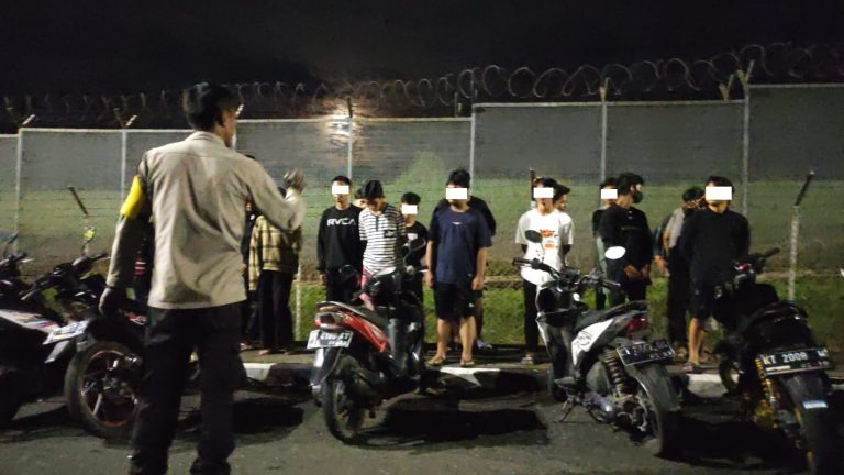 Gerombolan Pemuda Kedapatan Minum Miras Oplosan Diberi Pembinaan Push Up dan Membaca Pancasila