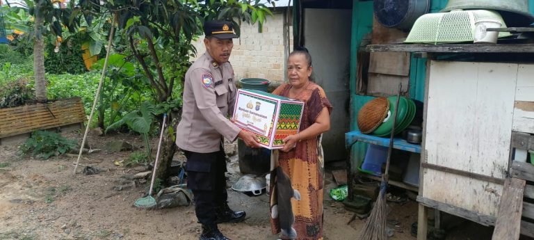 Polri Peduli Sesama Sejumlah Warga Kelurahan Api-api Mendapatkan Bantuan Sembako dari Polres Bontang