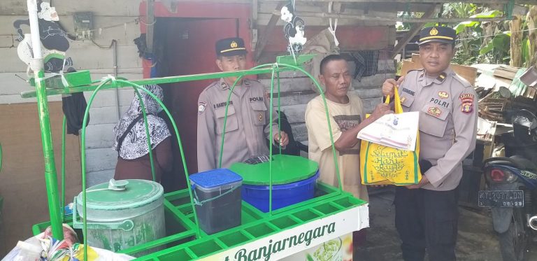 Personil Sat Binmas Polres Bontang Salurkan Bantuan Kemanusiaan Untuk Negeri ke Sejumlah Warga Kelurahan Api-api