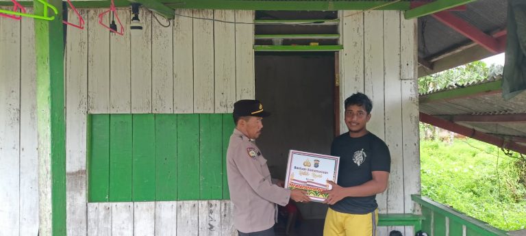 Polri Peduli Sesama Sejumlah Warga Guntung Mendapatkan Bantuan Sembako dari Polres Bontang