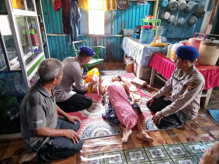 Personil Sat Polairud Polres Bontang Salurkan Bantuan Kemanusiaan Untuk Negeri ke Sejumlah Warga Tanjung Laut Indah