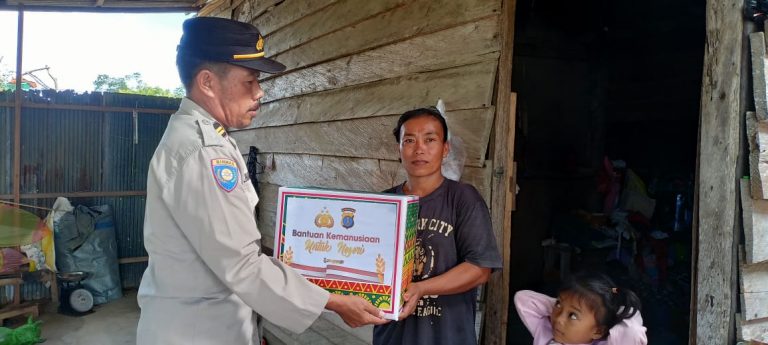 Personil Sat Binmas Polres Bontang Menyalurkan Bantuan Sembako Kepada Sejumlah Warga