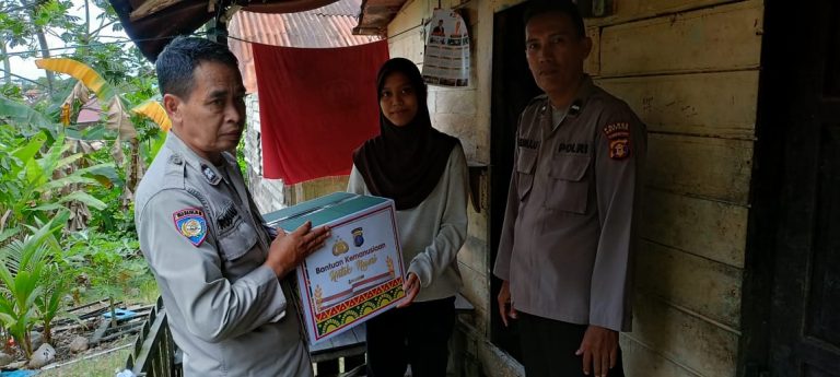 Peduli Sesama Personil Polres Bontang Salurkan Bantuan Sembako Ke Sejumlah Warga