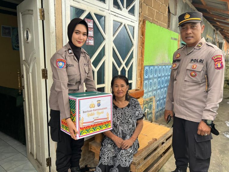 Salurkan Bantuan Sembako Ke Sejumlah Warga Wujud Kepedulian Personil Polres Bontang Terhadap Sesama