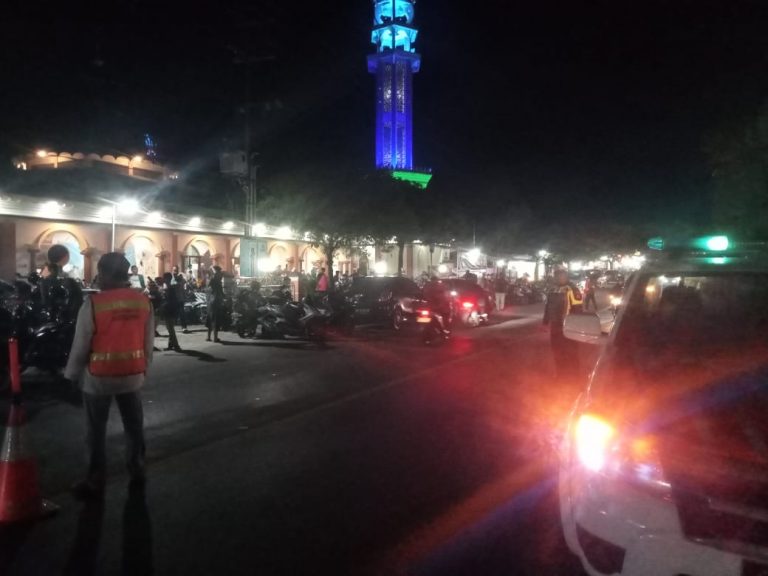Hindari Laka Lantas Menjelang Sholat Tarawih Personil Sat Lantas Polres Bontang Turlalin di Masjid Al-Istiqomah