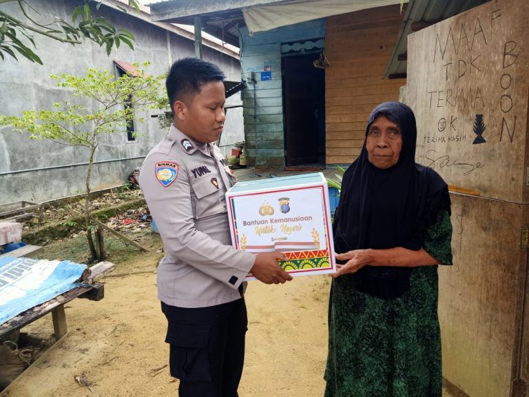 Polri Peduli Sesama Sejumlah Warga Guntung Mendapatkan Bantuan Sembako dari Polres Bontang