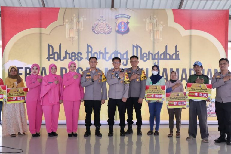 Polres Bontang Bagikan 500 Kupon Voucher Gratis Paket Sembako Ke Sejumlah Warga