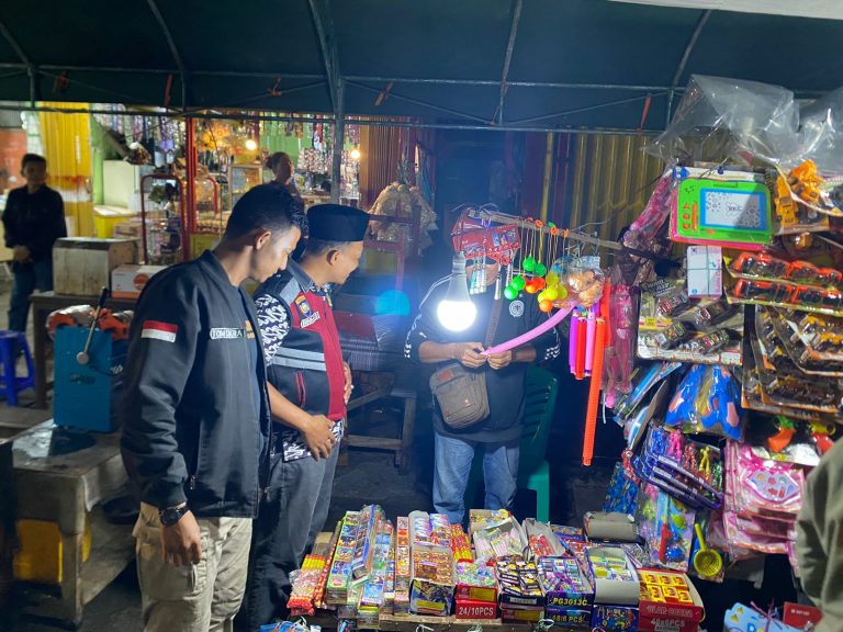 Bhabinkamtibmas Loktuan dan FKPM menyita Beberapa Jenis Petasan dari Penjual Kembang Api