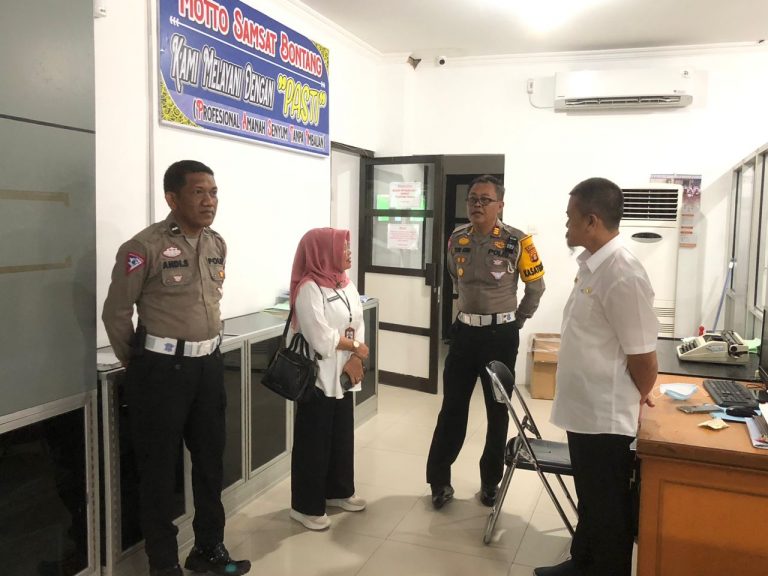 Pastikan Wajib Pajak Terlayani Kasat Lantas Polres Bontang Cek Kehadiran Petugas Samsat