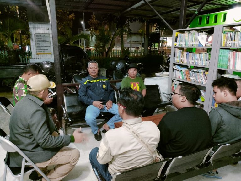Sinergitas TNI-Polri Kanit Binmas Polsek Bontang Selatan beserta Bhabinsa Tanjung Laut Patroli Bersama