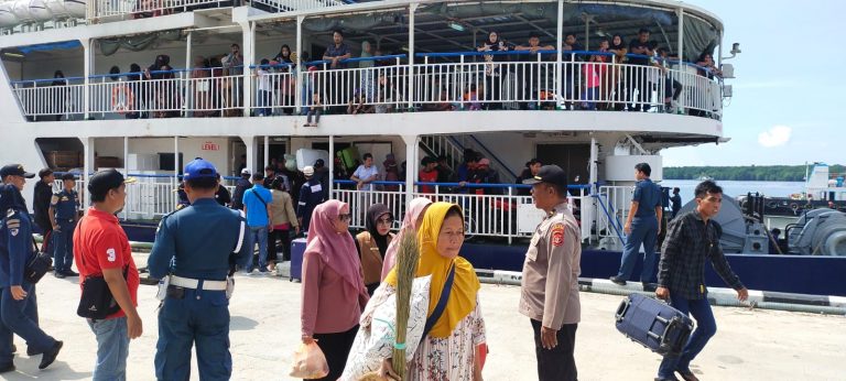 Pastikan Situasi Kamtibmas Tetap Kondusif Personil Polsek Bontang Utara Mengamankan Kedatangan Kapal penumpang KM Catellya Ekspres