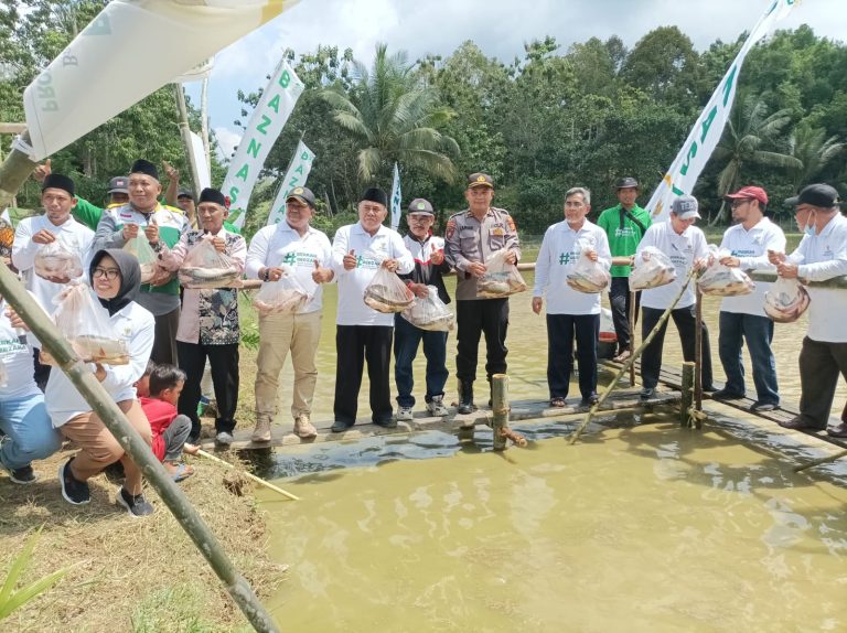Wakapolsek Muara Badak Iptu Lamser menghadiri panen raya budidaya ikan patin yang diselenggarakan oleh Badan Amil Zakat Nasional Provinsi Kaltim