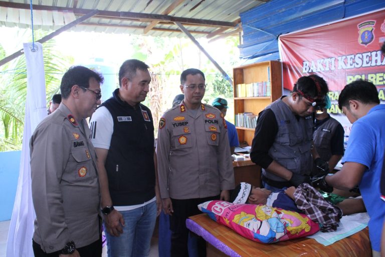 Rangkaian Hari Bhayangkara ke 77 Polres Bontang berkolaborasi dengan IKA UNPAD dan NUHA melaksanakan kegiatan Bakti Kesehatan dan Khitanan massal