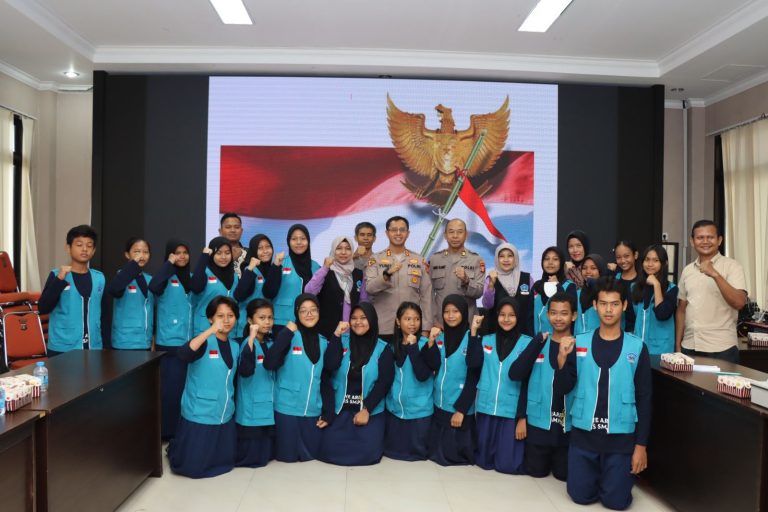 Tanamkan Cinta Bangsa Sejak Dini Polres Bontang Laksanakan Kegiatan Sosialisasi Bela Negara Kepada Pelajar SMPN 4 Bontang