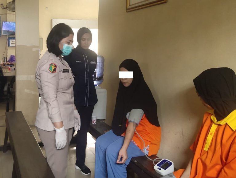Bentuk Pelayanan Prima Kepolisian Si Dokkes Polres Bontang Cek Kondisi Kesehatan Tahanan Secara Berkala