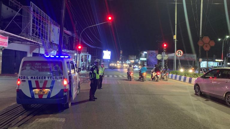 Gelar Patroli Blue Light Personil Sat Lantas Polres Bontang himbau masyarakat patuhi rambu rambu lalu lintas