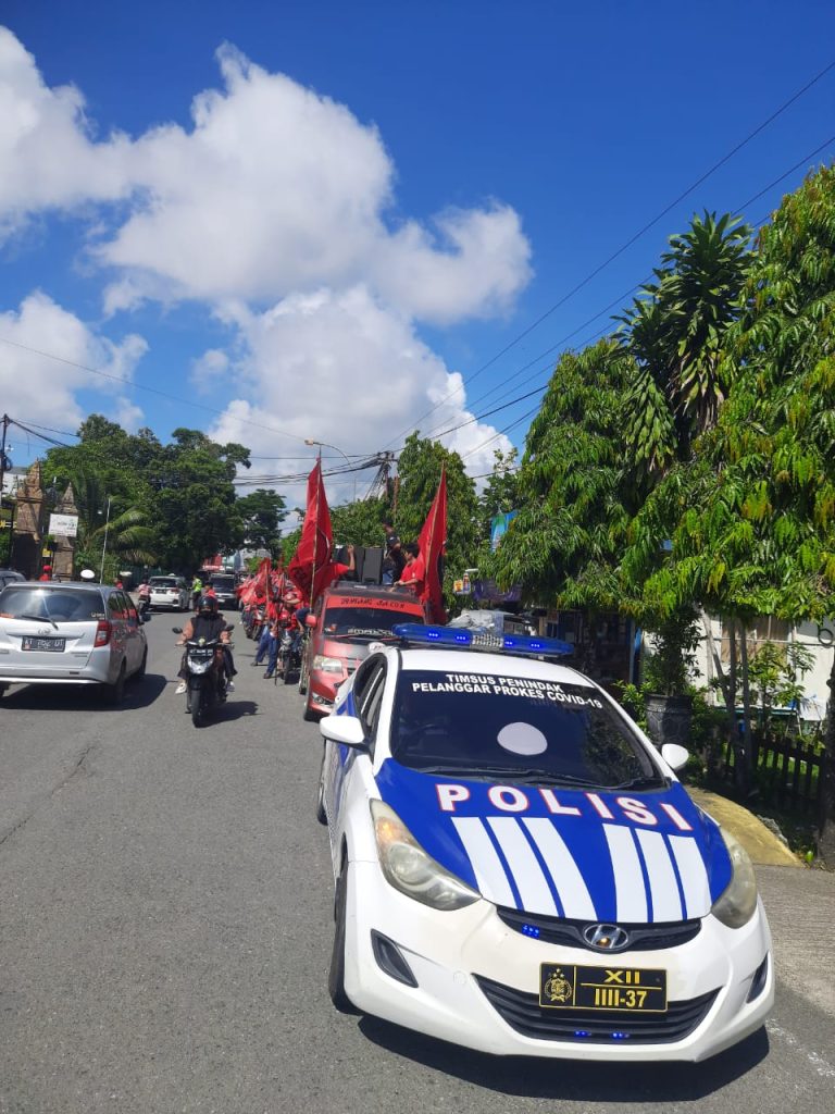 Pastikan Situasi Aman Sat Lantas Polres Bontang Kawal Penyerahan dokumen Pengajuan Persyaratan Bakal Calon Anggota DPRD Kota Bontang dari Partai PDI Perjuangan
