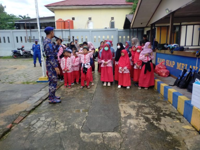 Polisi Sahabat Anak Sat Polairud Polres Bontang Terima Kunjungan Siswa Sekolah Dasar Muhammadiyah 2 Bontang