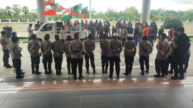 Polres Bontang Amankan Aksi Unjuk Rasa oleh Dewan Pimpinan Cabang Federasi Serikat Pekerja Kimia, Energi, Pertambangan, Minyak, Gas Bumi & Umum di Kantor Walikota Bontang