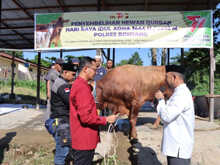 Hari Raya Idul Adha 1443 H, Kapolres Bontang Pimpin Pemotongan Hewan Qurban