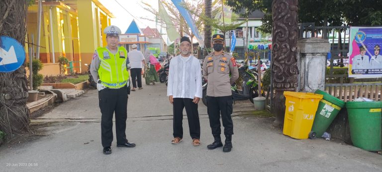 Personil Polres Bontang Mengamankan Pelaksanaan Sholat Idul Adha 1444 H Disejumlah Masjid
