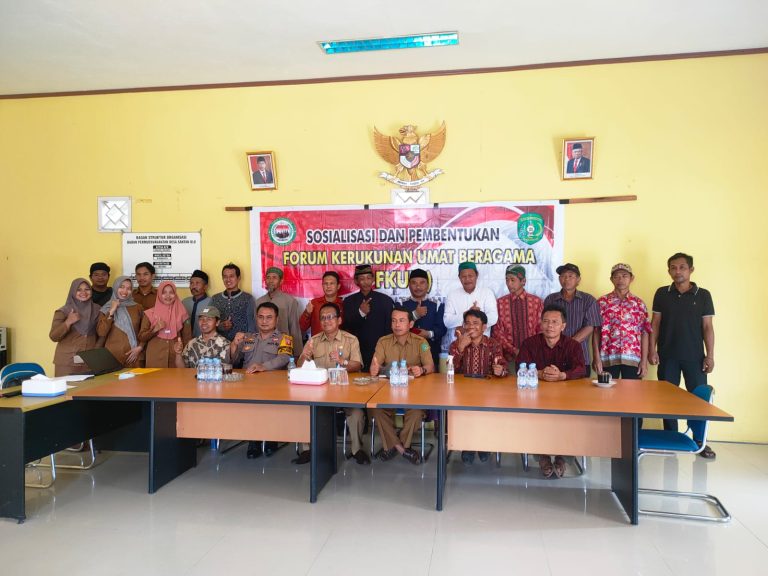 Bhabinkamtibmas Desa Santan Ulu menghadiri Kegiatan Pembentukan Forum Kerukunan Umat Beragama ( FKUB ) Desa