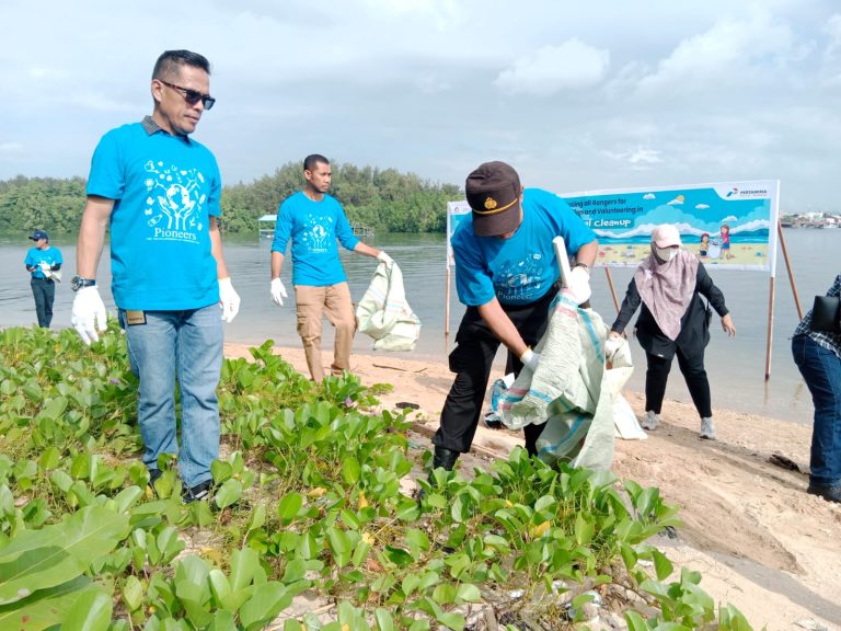 Wakapolsek Bontang Selatan mengikuti kegiatan Kegiatan Coastal clean up dalam rangka hari lingkungan hidup sedunia