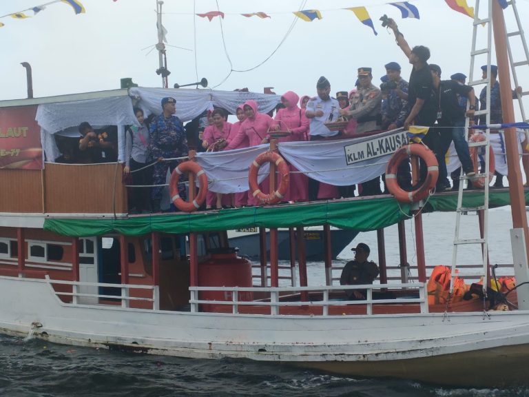Polres Bontang Gelar Upacara Tabur Bunga Kenang Jasa Para Pahlawan