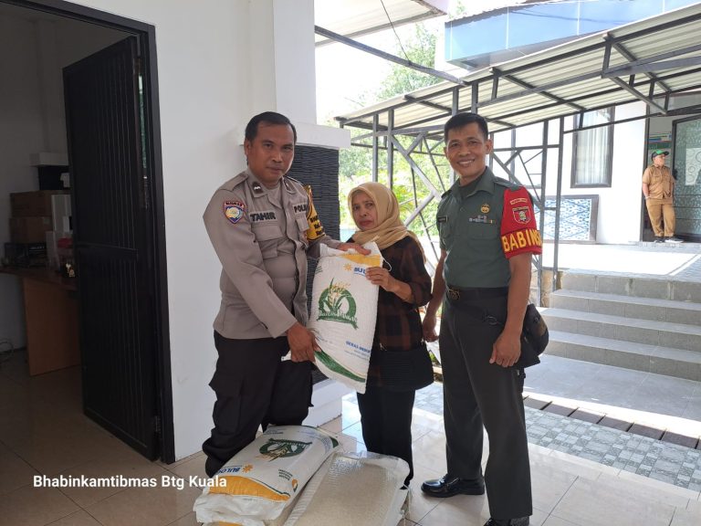 Bhabinkamtibmas Bontang Kuala monitoring Penerima Bantuan Pangan Penganti Alokasi April 2023
