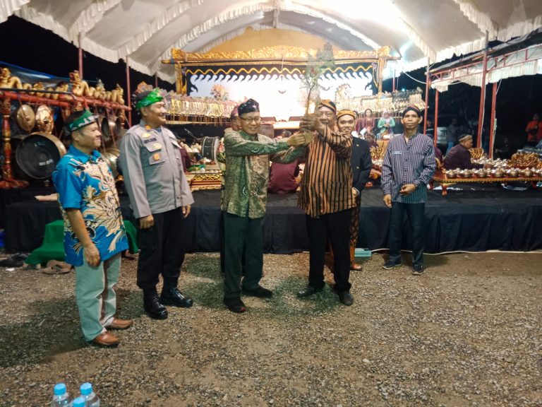 Kapolsek Bontang Selatan mengikuti kegiatan Pagelaran wayang kulit dalam rangka memperingati  Hari Ulang Tahun Paguyuban PAKEM Kota Bontang