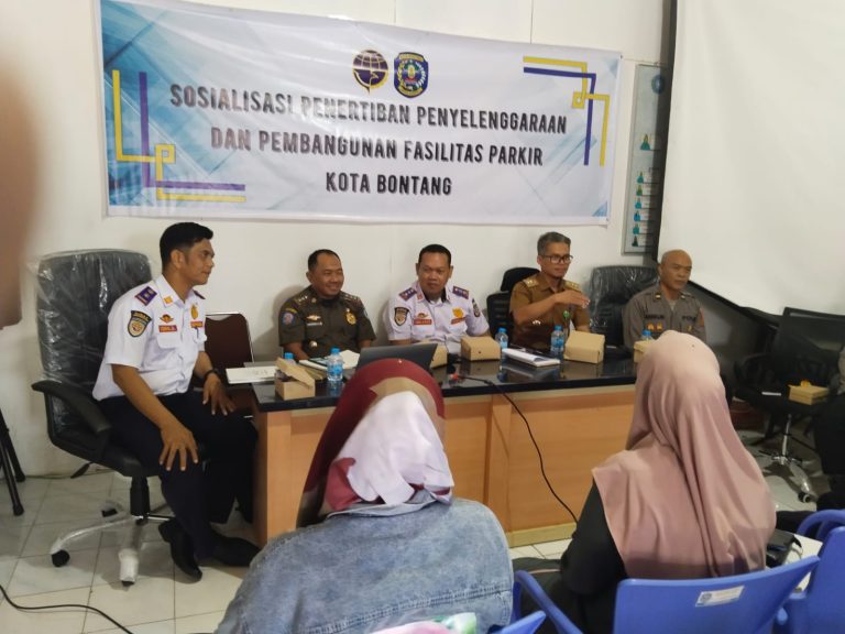 Hindari Praktek Pungli Waka Polsek Bontang Selatan Ajak Petugas Parkir Mengurus Perijinan