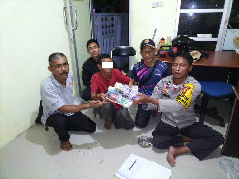 Bhabinkamtibmas Berbas Tengah Amankan Pengemis Yang Tertidur Pulas “Dalam Tasnya Terdapat Uang 27 Juta”