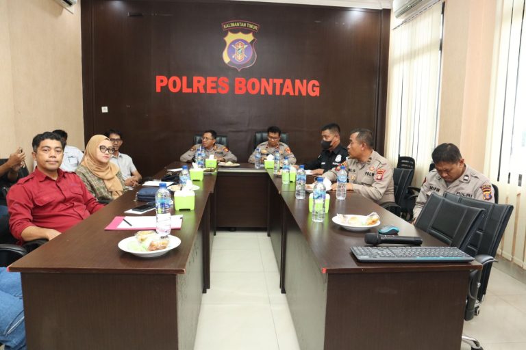 Kapolres Bontang beserta Insan Pers Mengikuti Zoom Meeting Tentang Kemerdekaan Pers & Perlindungan Jurnalis